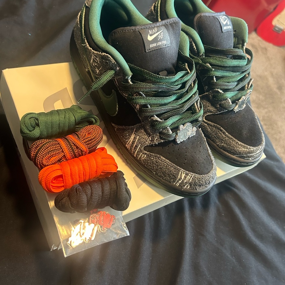 Nike Kids Black and Green Sneakers with Extra Laces
